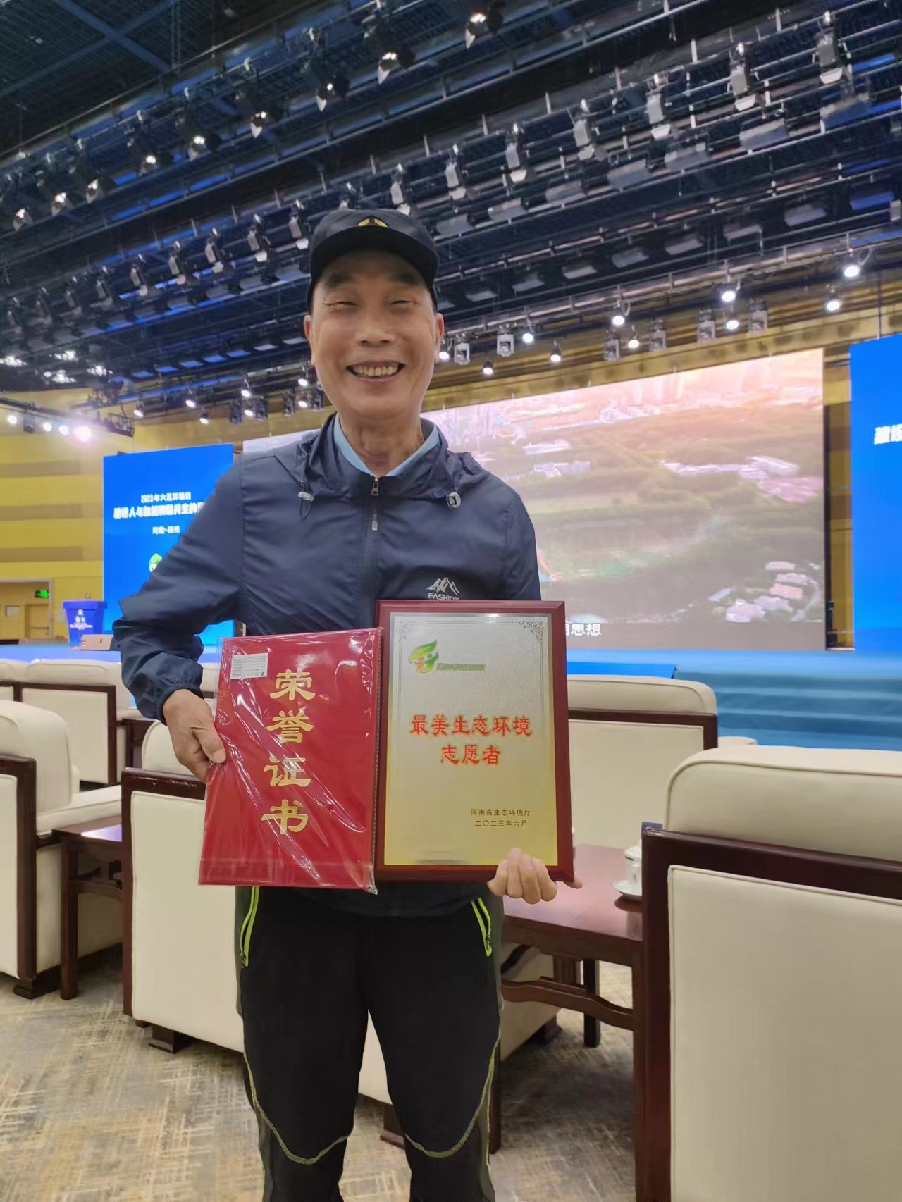 喜報(bào)！新鄉(xiāng)環(huán)保志愿者張鄭州獲省“2023最美生態(tài)環(huán)境志愿者”稱(chēng)號(hào)